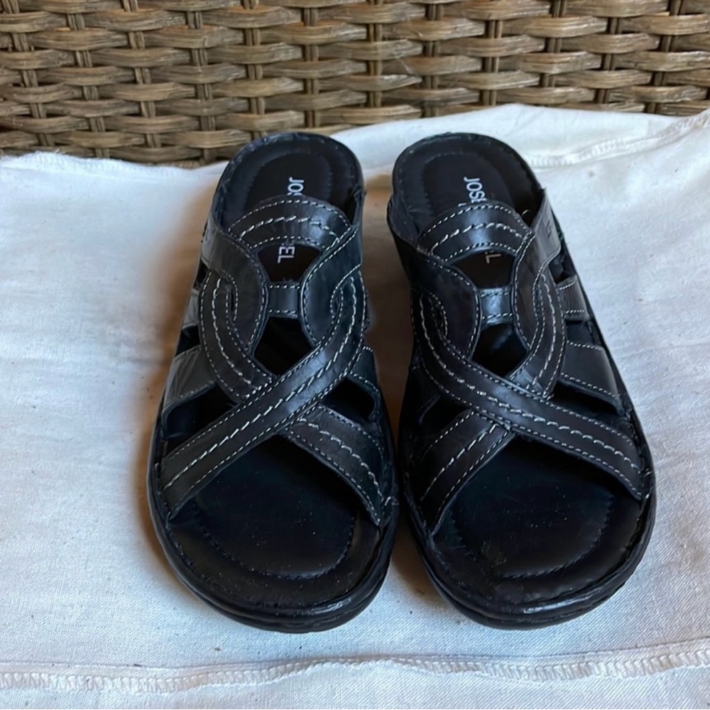 Josef Seibel Women Sandal size 8. Like new, from a smoke free home.